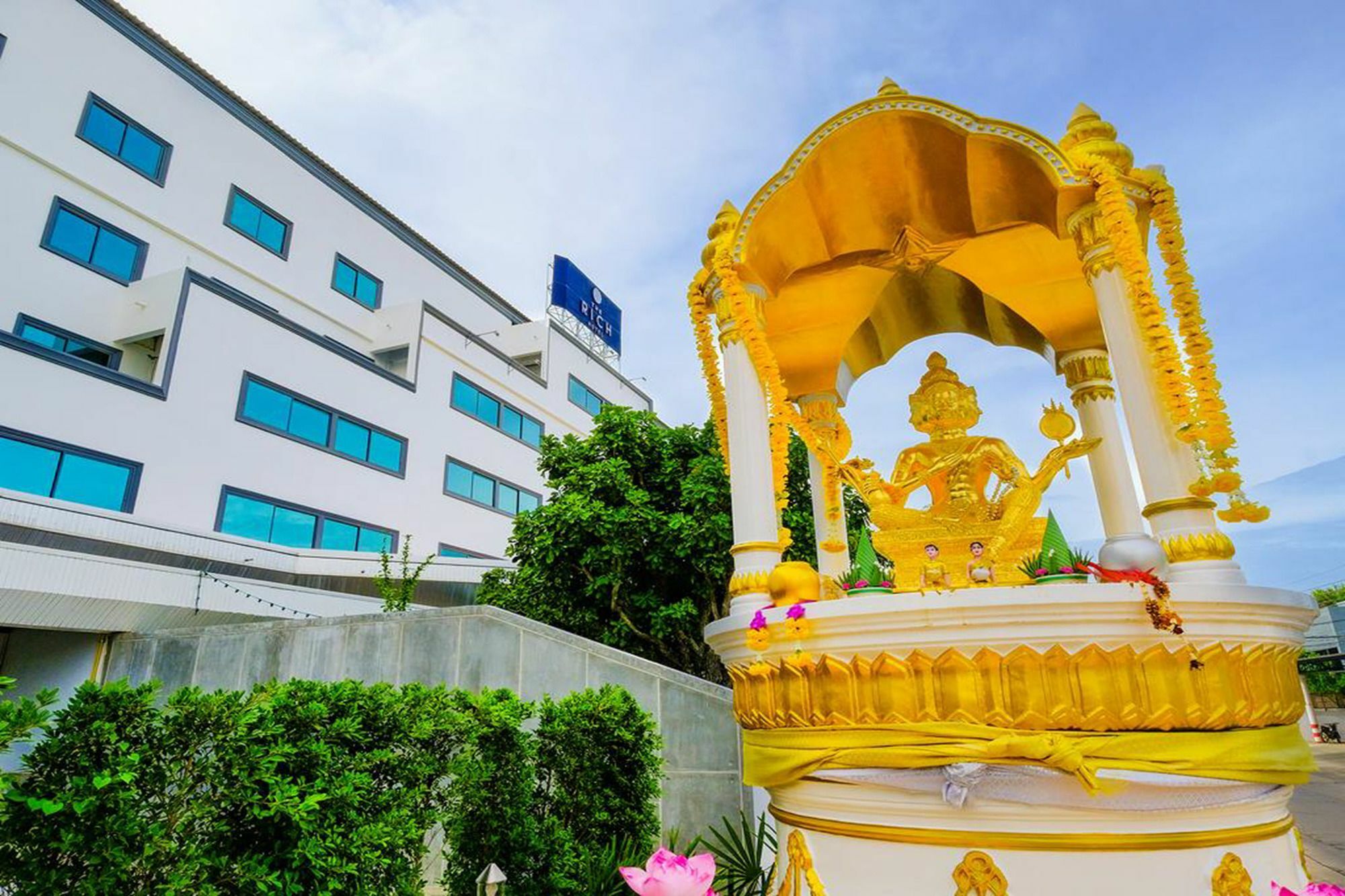 Hotel The Rich 3*
